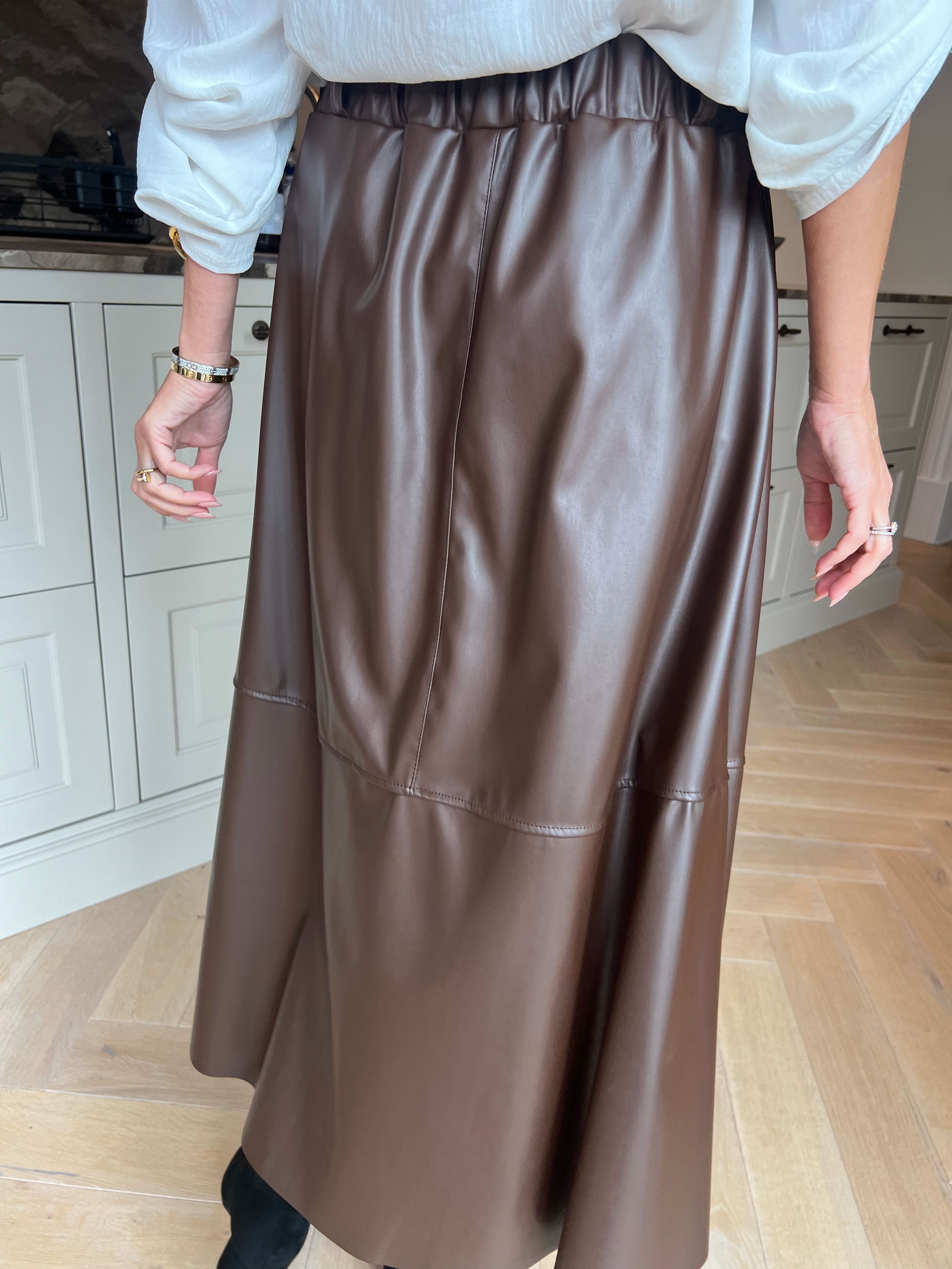 Willow - Stilfuld midi-nederdel i læderlook med elastisk talje